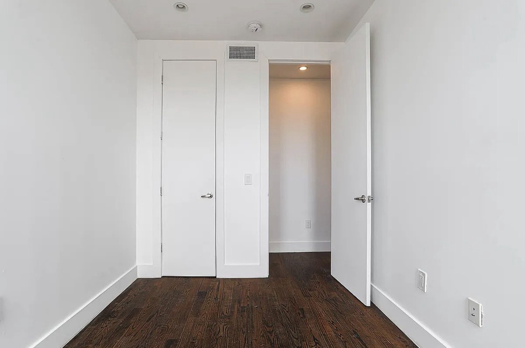 558 Kosciuszko Street - Photo 2