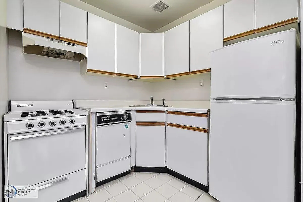 220 East 24th Street - Photo 2