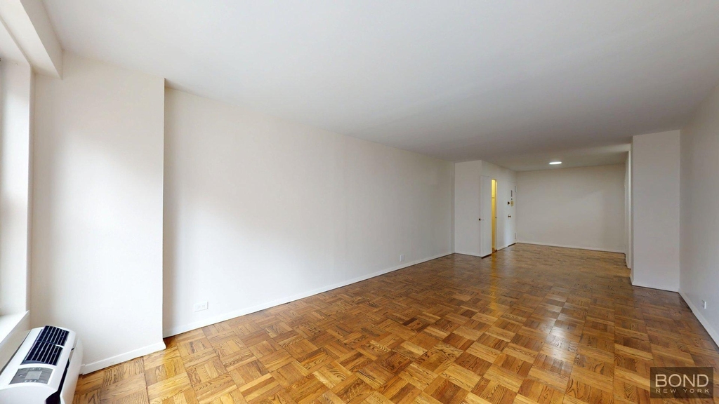 Fourth Avenue - Photo 2