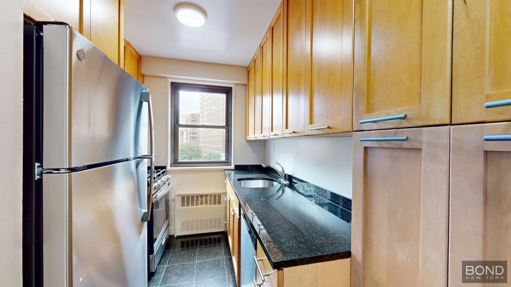 Fourth Avenue - Photo 1