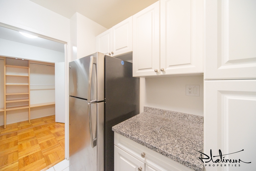 4th Avenue - Photo 4