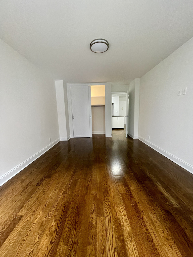 East 56th Street - Photo 8