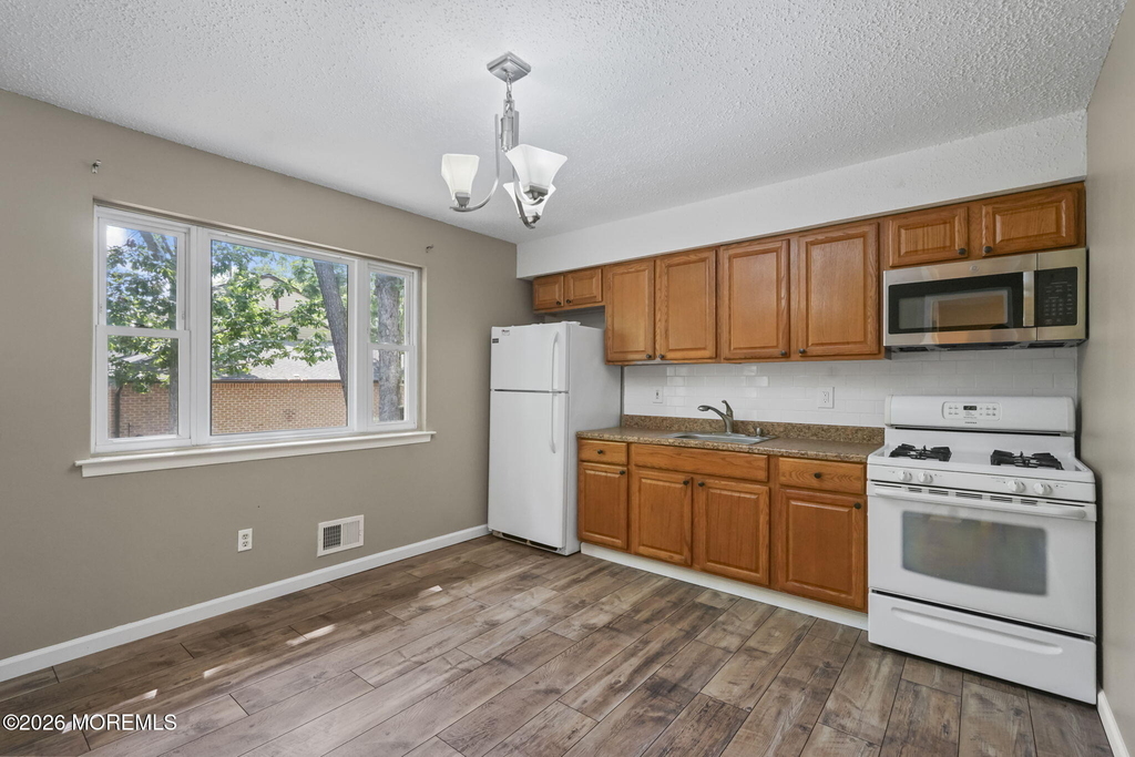 1062 Cheryl Court - Photo 5