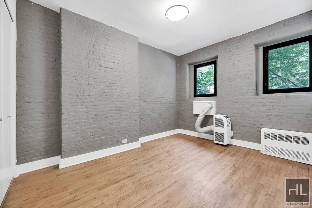 East 95 Street - Photo 4