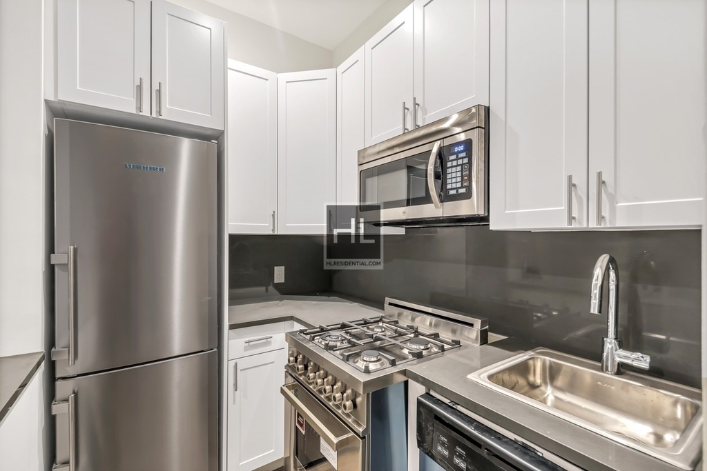 East 95 Street - Photo 6