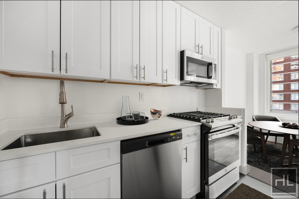 Second Avenue - Photo 2