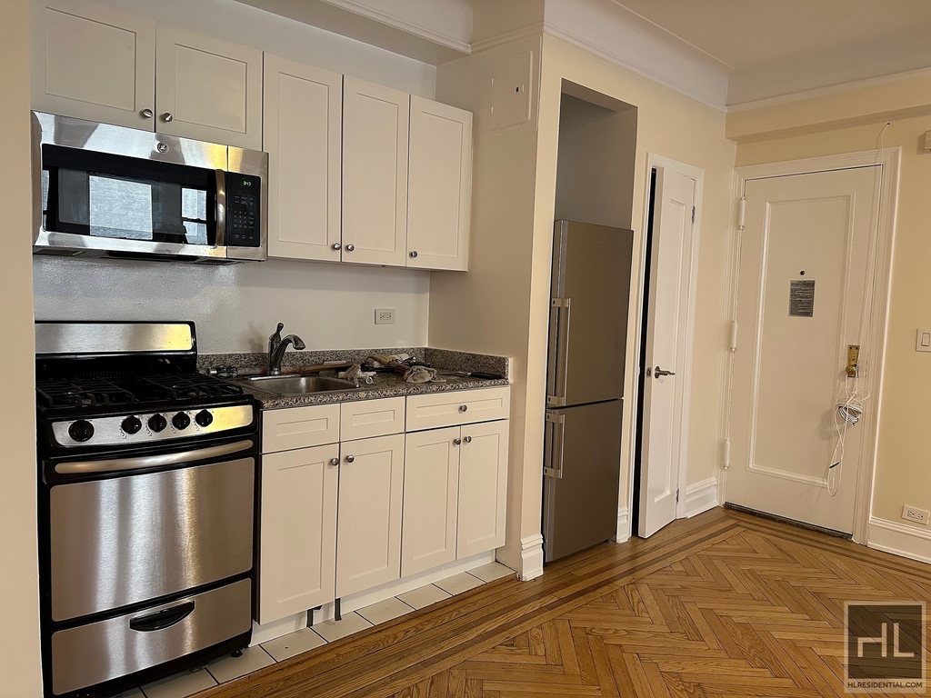 East 68 Street - Photo 2