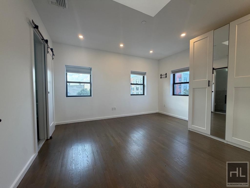 Steinway Street - Photo 8