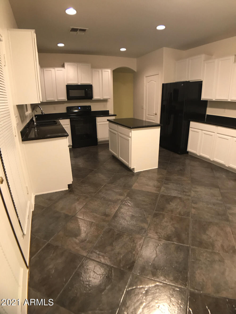 17584 W Acacia Court - Photo 22