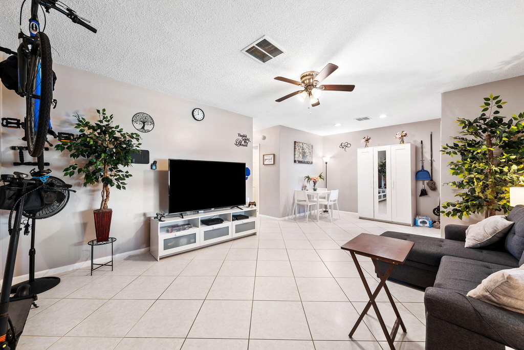 2100 Ne 38th Street - Photo 0