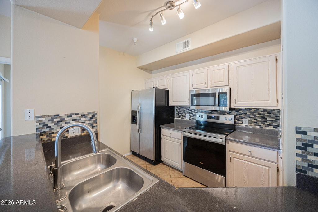 600 W Grove Parkway - Photo 10