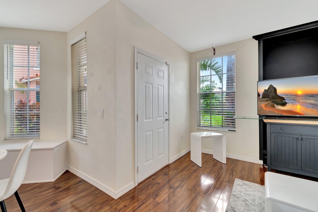 1207 Belmont Place - Photo 4