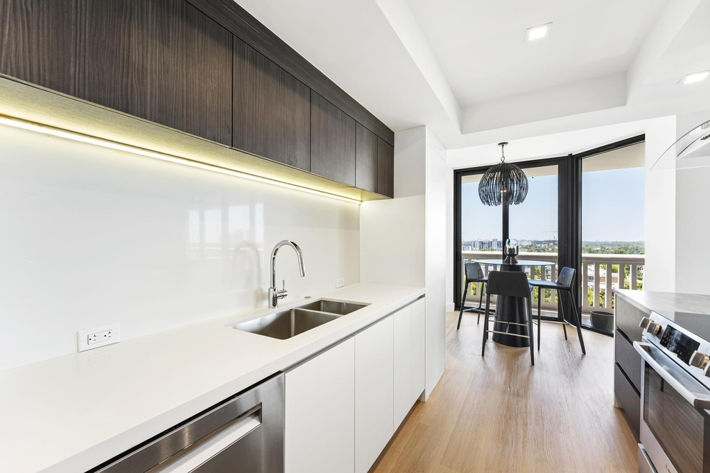 2000 Island Boulevard - Photo 14