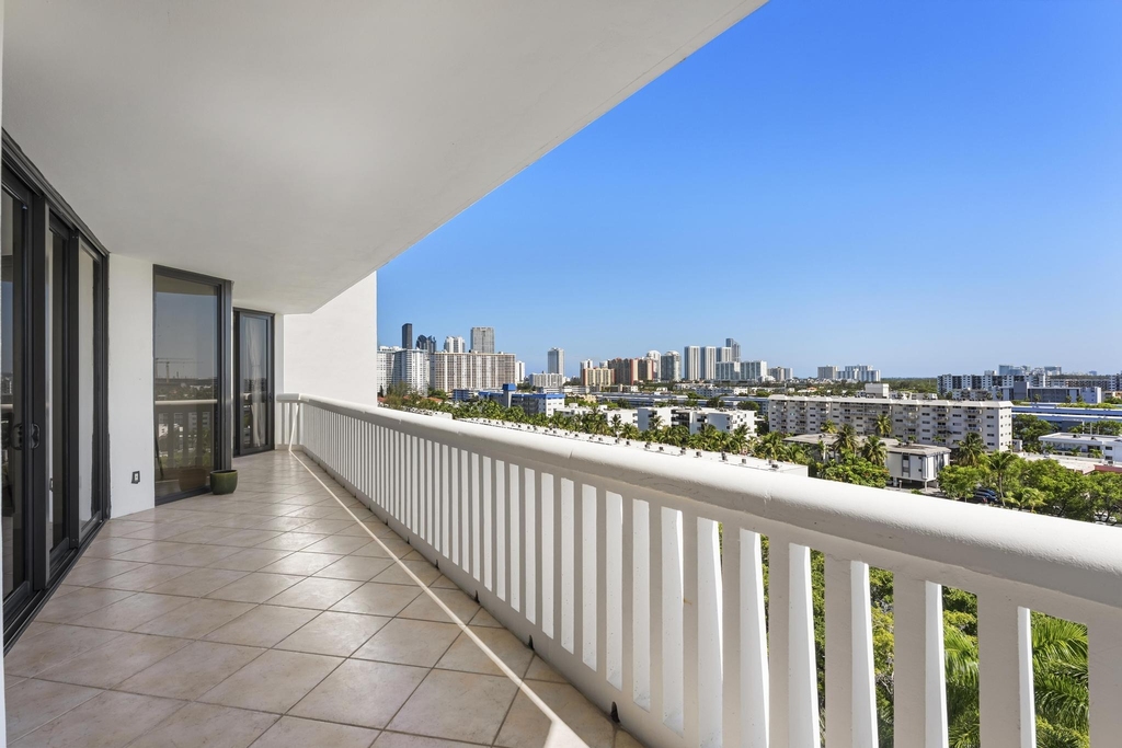 2000 Island Boulevard - Photo 38