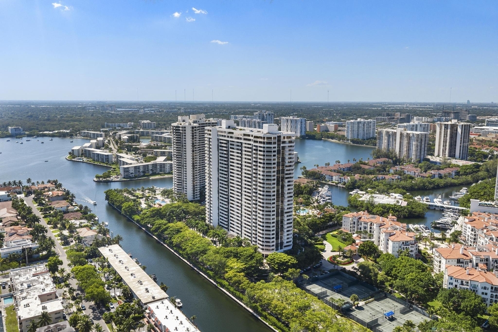 2000 Island Boulevard - Photo 46