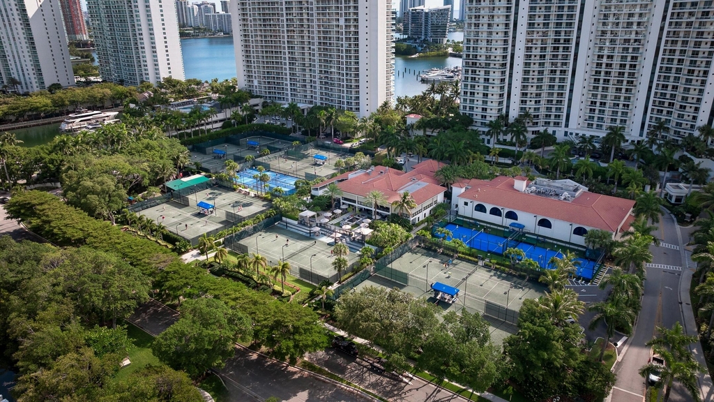 2000 Island Boulevard - Photo 73