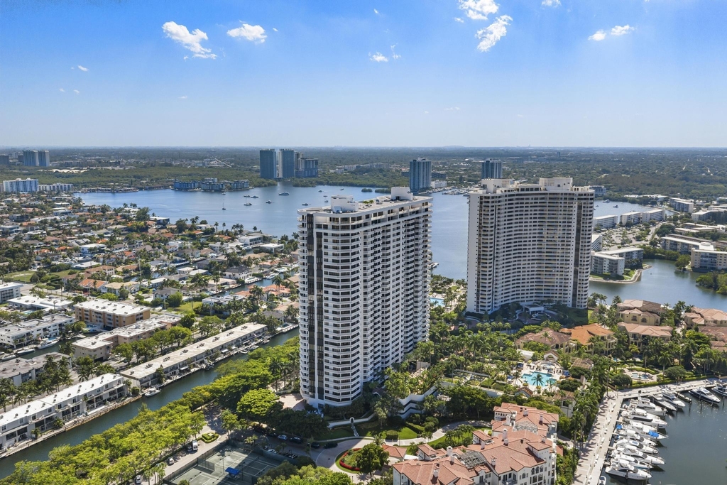 2000 Island Boulevard - Photo 47