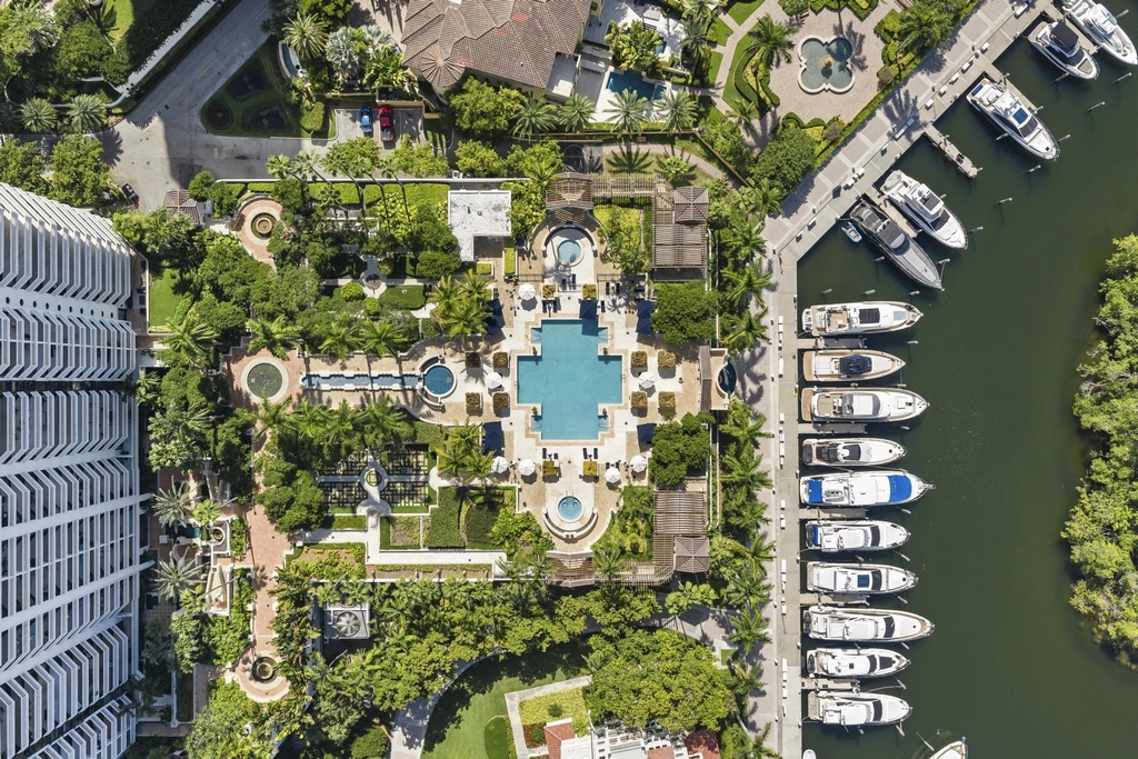 2000 Island Boulevard - Photo 49