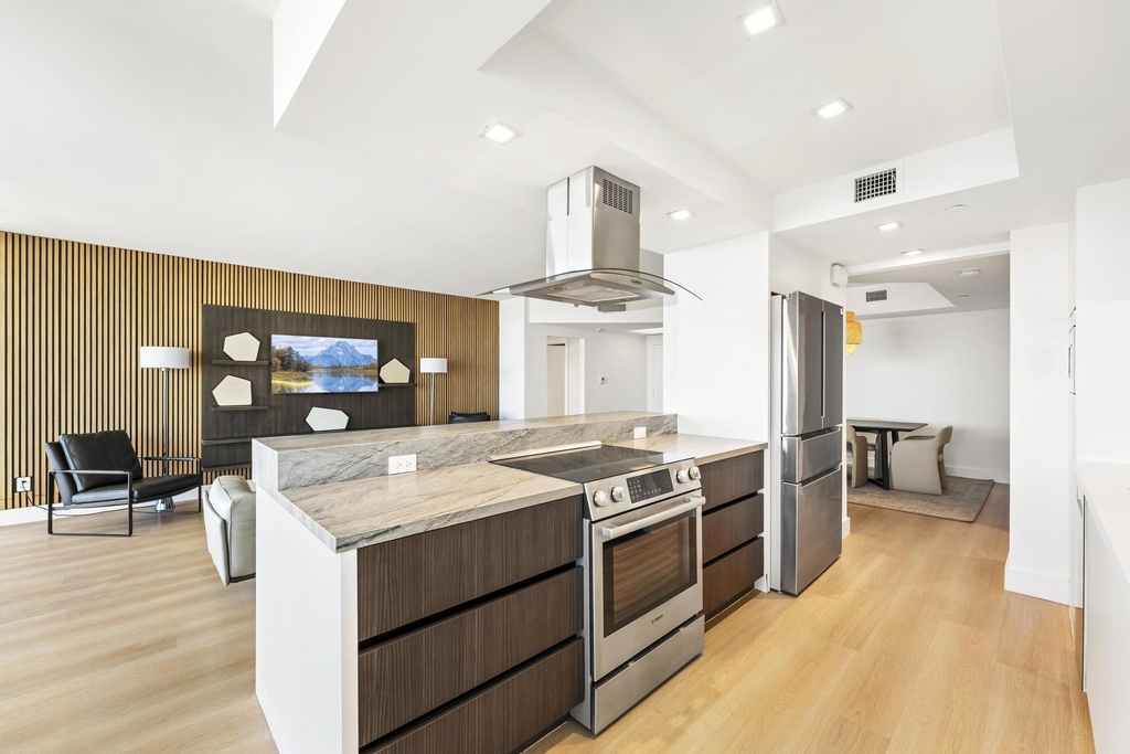 2000 Island Boulevard - Photo 16