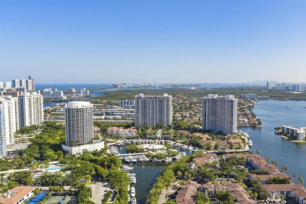 2000 Island Boulevard - Photo 56