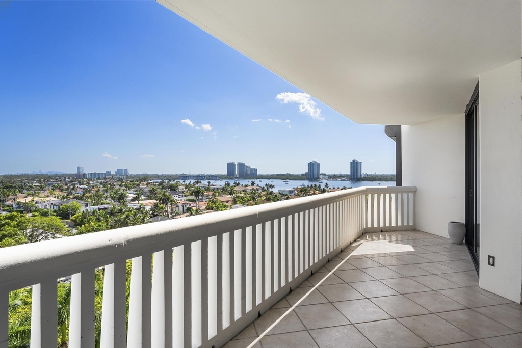 2000 Island Boulevard - Photo 40