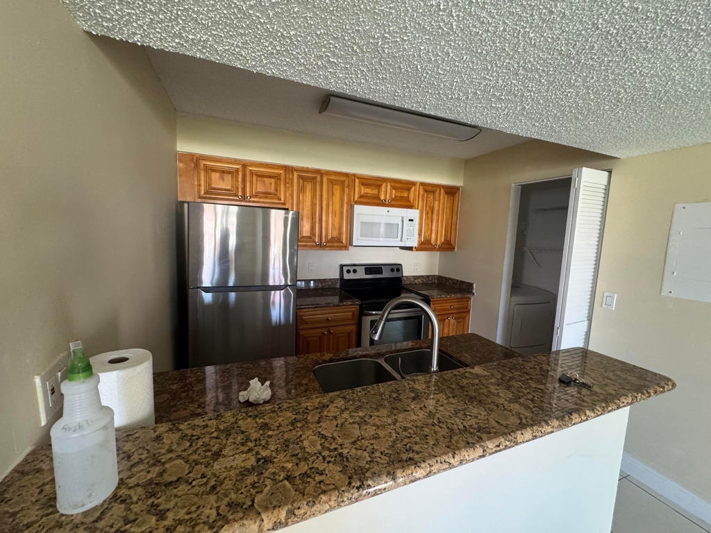 1241 Sw 46th Avenue - Photo 7