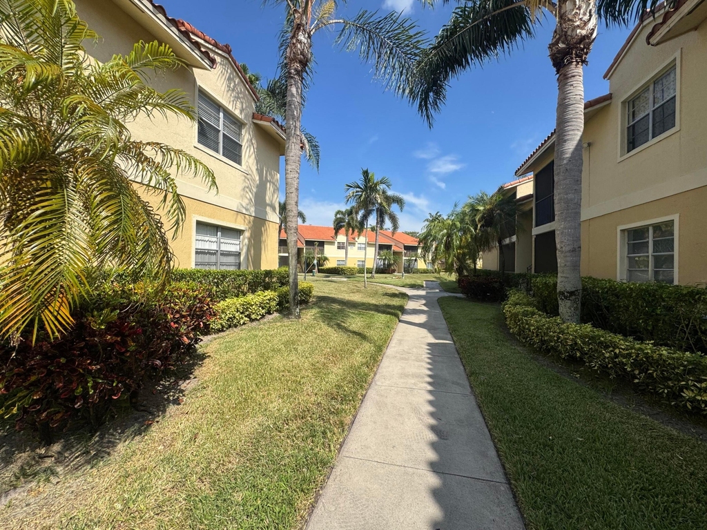 1241 Sw 46th Avenue - Photo 3