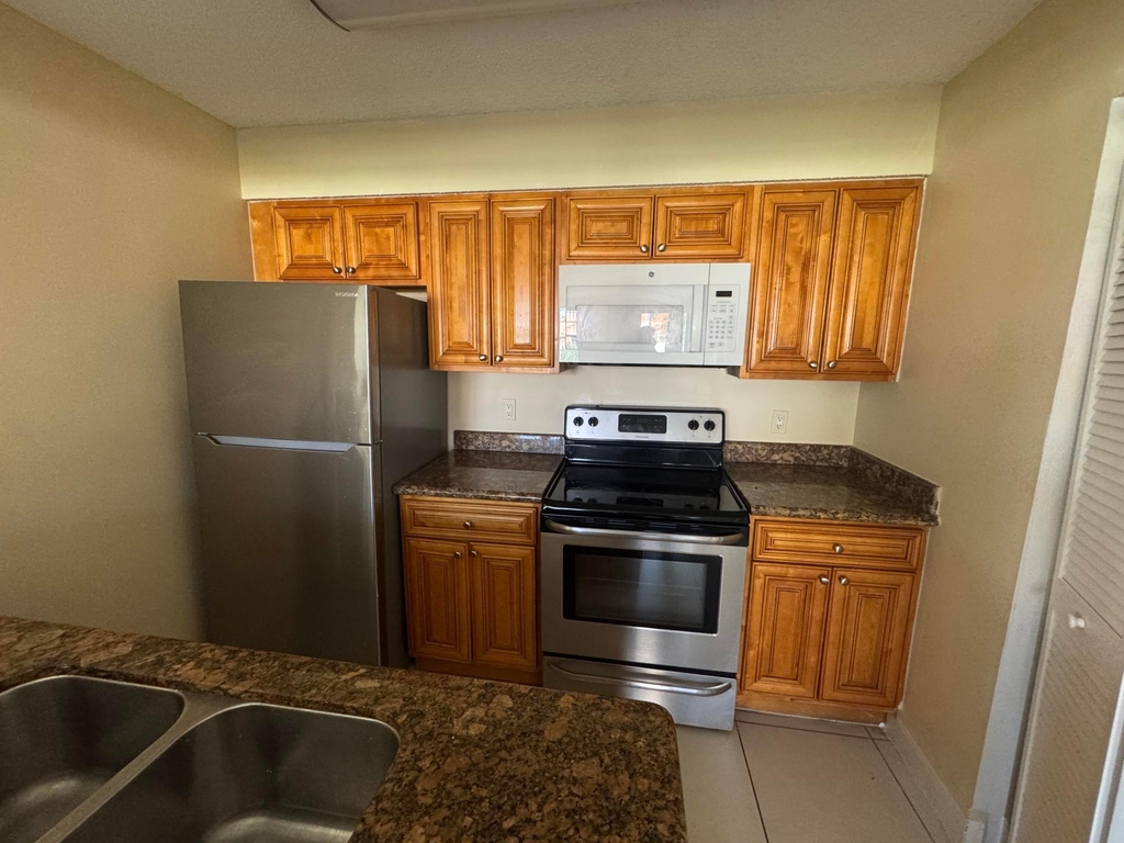 1241 Sw 46th Avenue - Photo 4