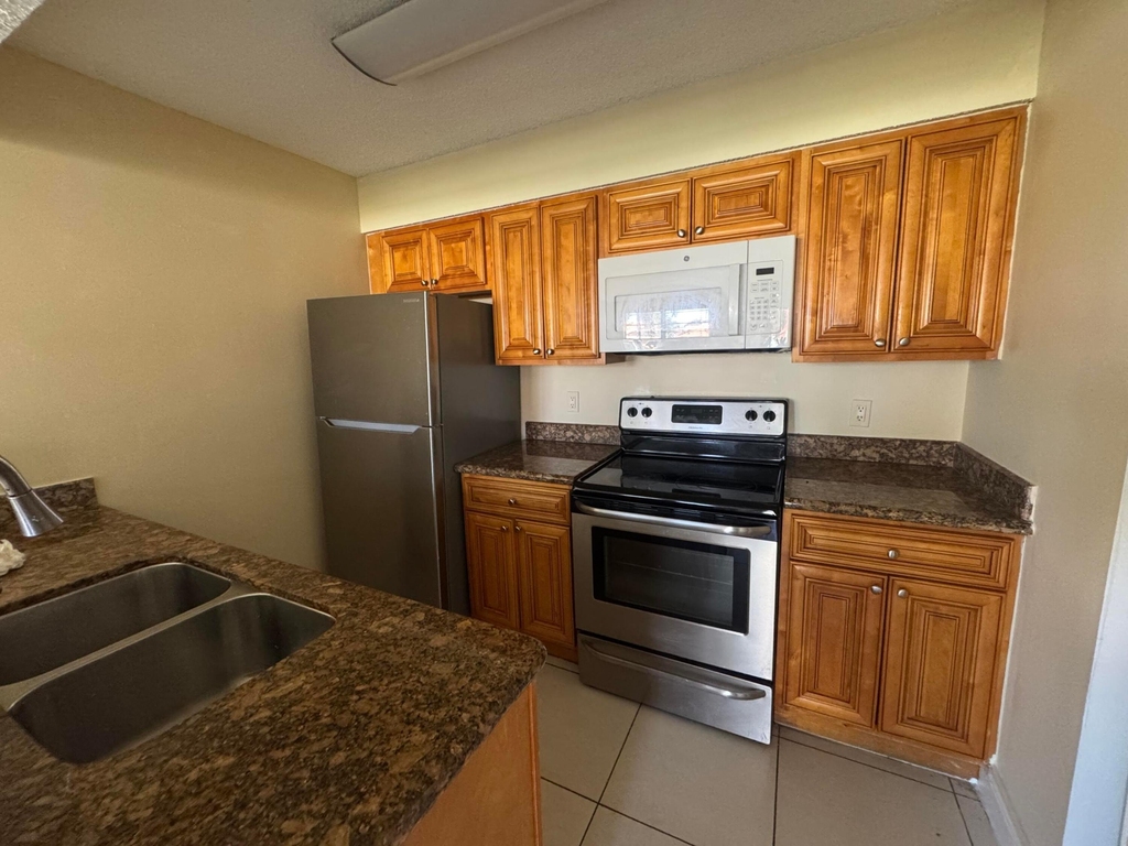 1241 Sw 46th Avenue - Photo 6