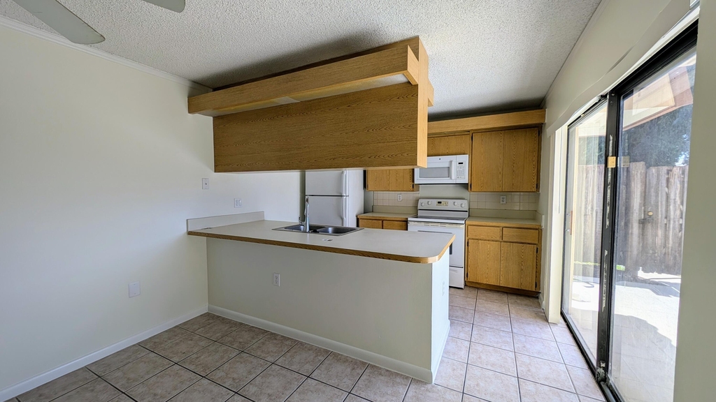 555 Green Springs Place - Photo 5