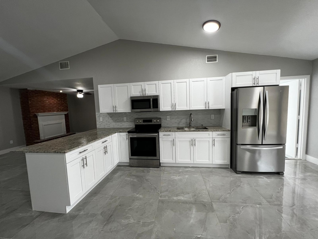 1310 Sw Bellevue Avenue - Photo 0