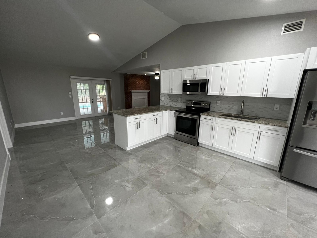 1310 Sw Bellevue Avenue - Photo 2