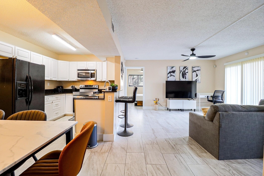450 Palm Circle W - Photo 0