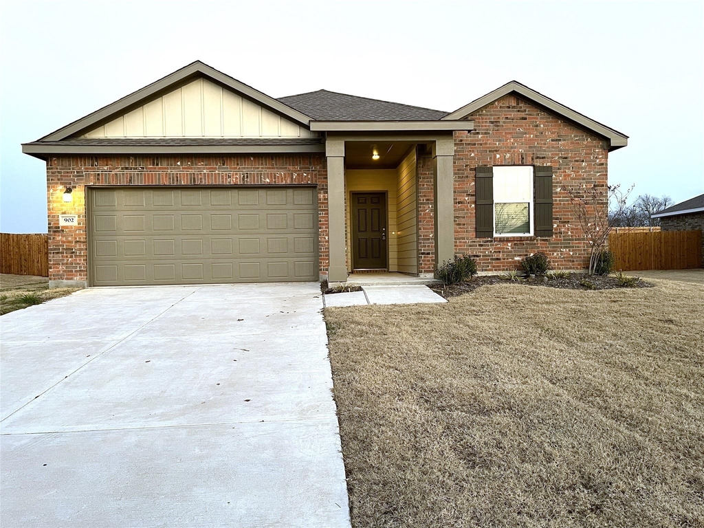 902 Lexington Lane - Photo 0