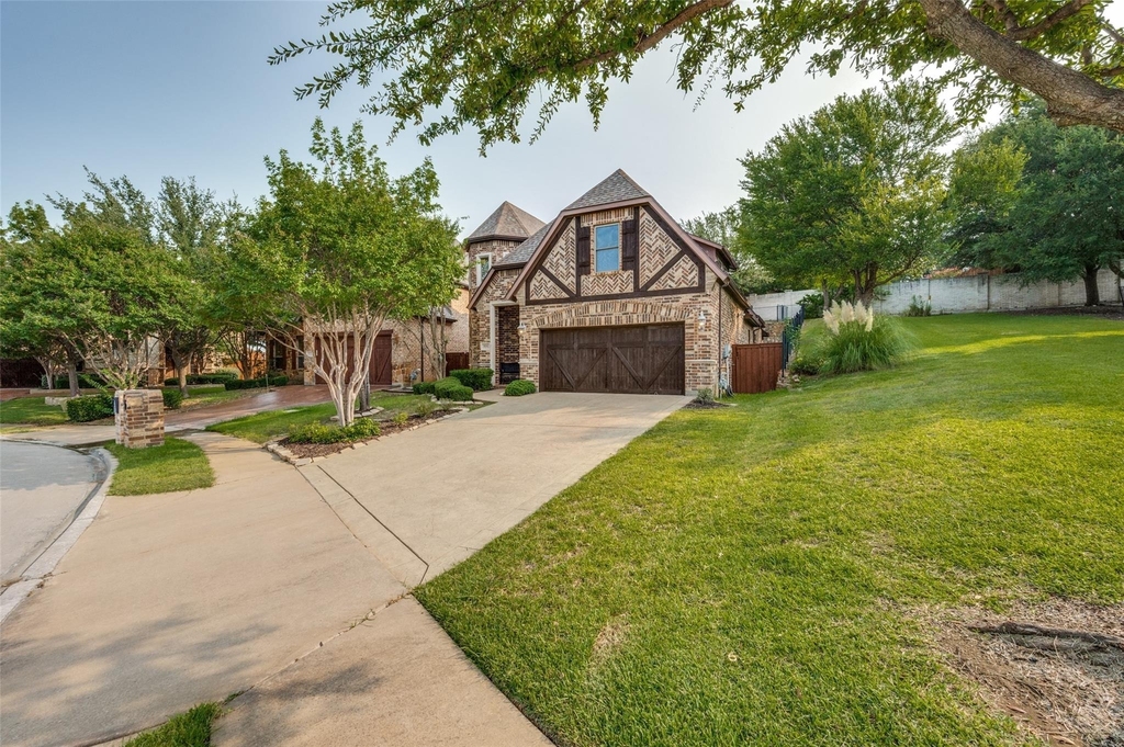 4046 E Hill Drive - Photo 0