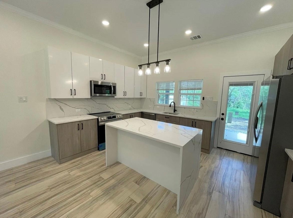 115 E 8th Street - Photo 8