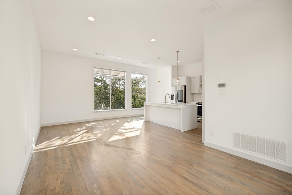 2103 Bennett Avenue - Photo 3