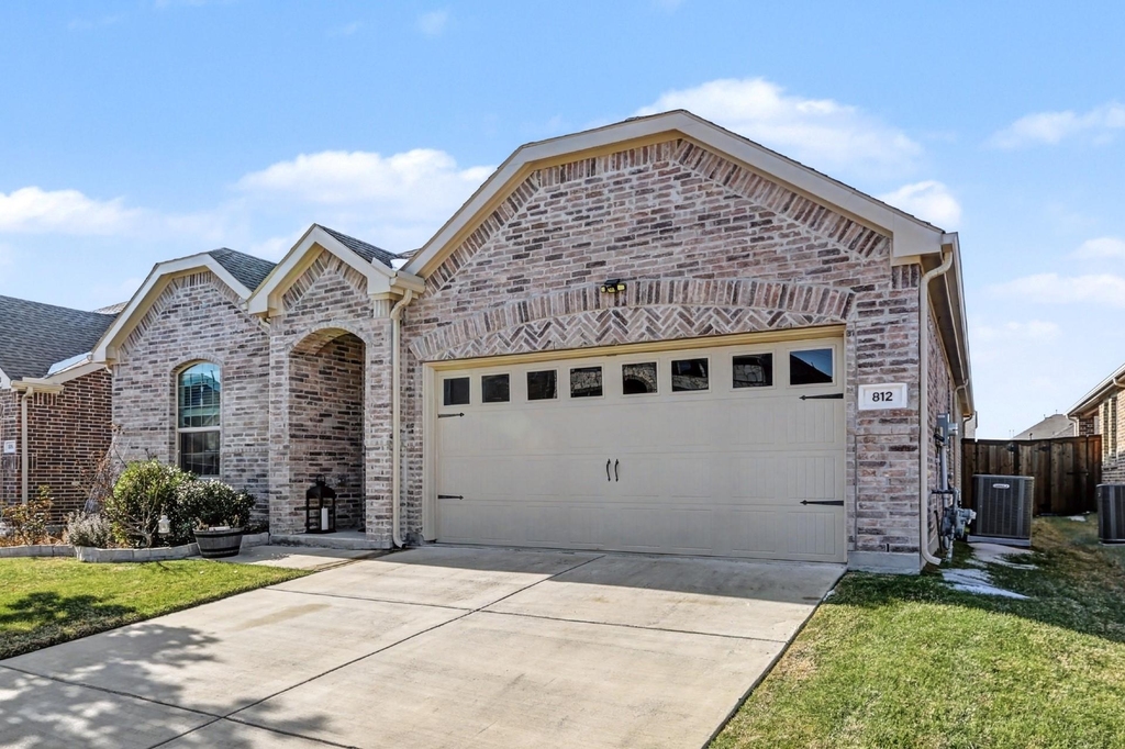 812 Carmen Street - Photo 1