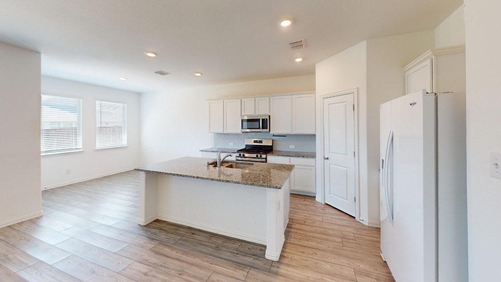812 Carmen Street - Photo 2