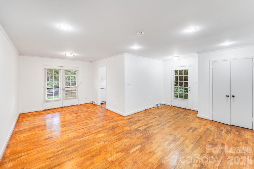 405 W Harvie Avenue - Photo 1