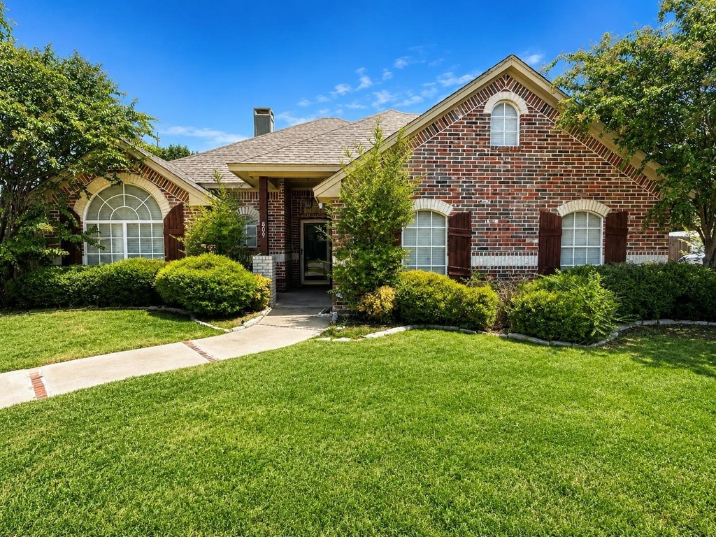 809 Mesa Drive - Photo 0