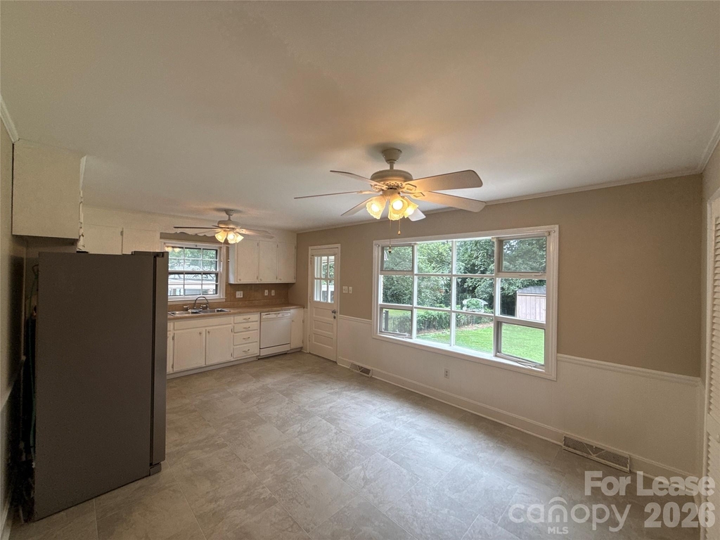 1427 Churchill Drive - Photo 2