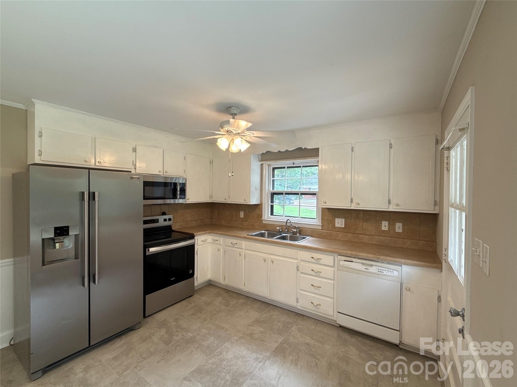 1427 Churchill Drive - Photo 3