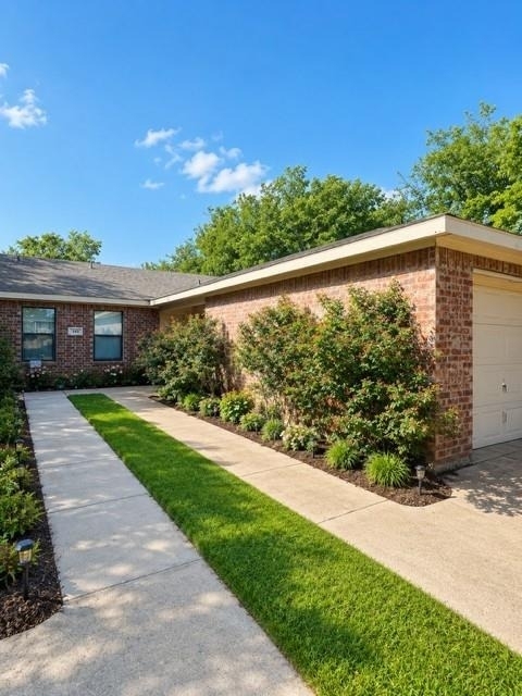560 W Elm - Photo 0