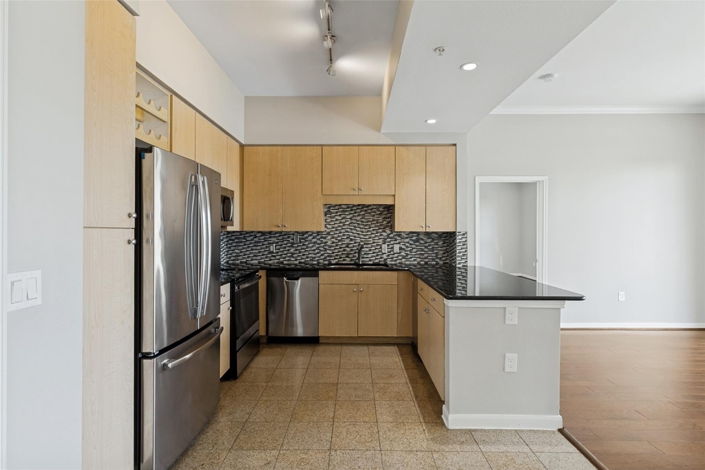 3225 Turtle Creek Boulevard - Photo 3
