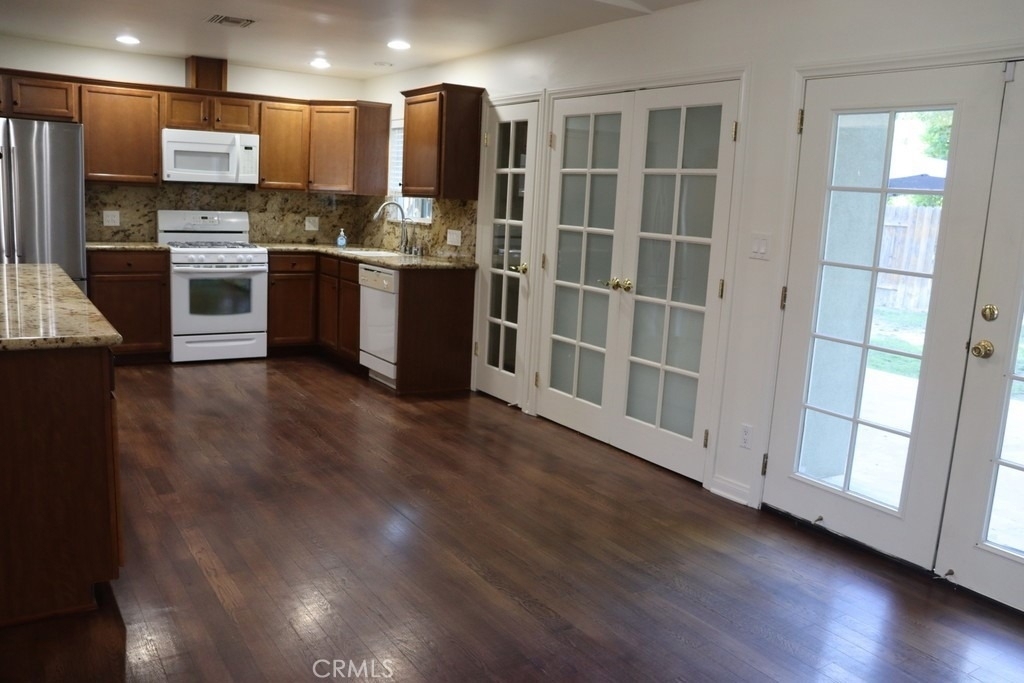 22942 Leadwell - Photo 16