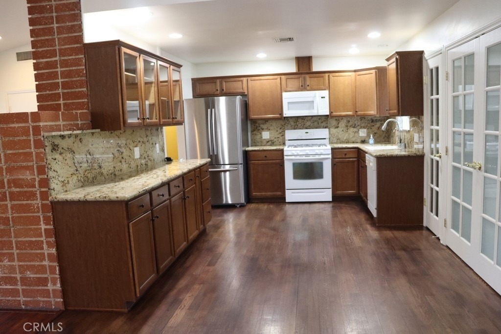 22942 Leadwell - Photo 3