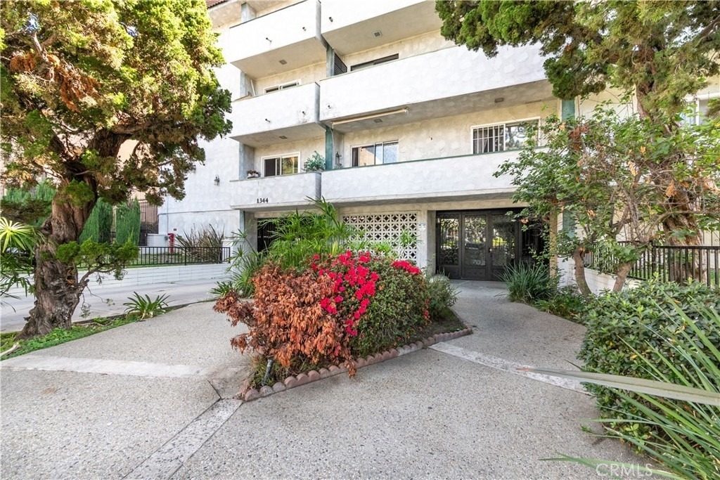1344 N Martel Avenue - Photo 18