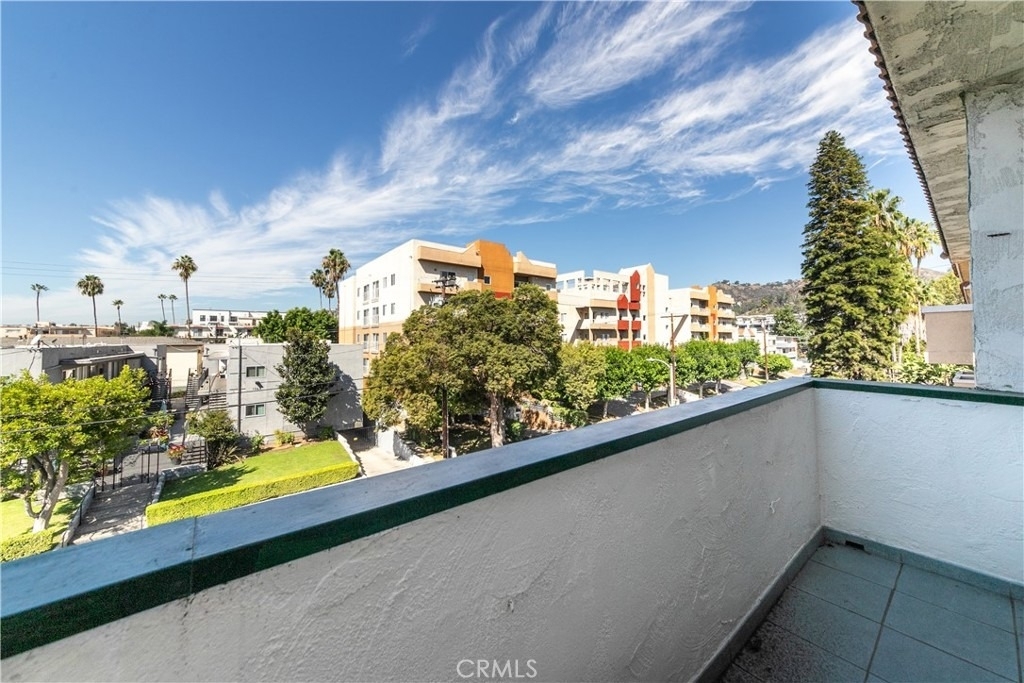 1344 N Martel Avenue - Photo 9
