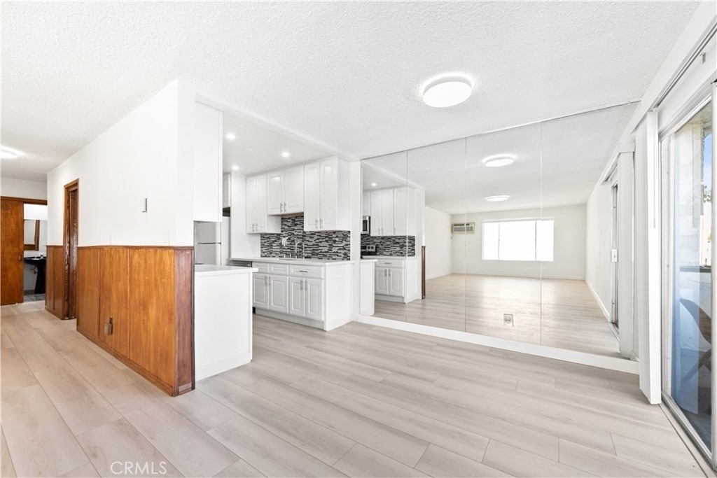 1344 N Martel Avenue - Photo 6